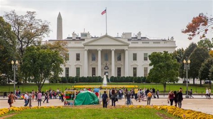 Can non US citizens visit the White House?
