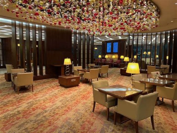 Can you buy Emirates lounge access?