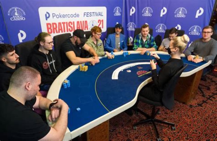 Can you play poker with 10 people?