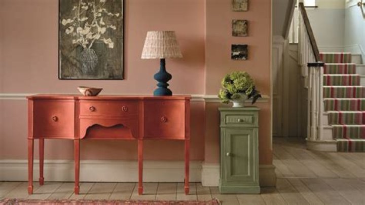 Can you use chalk paint on stained wood?