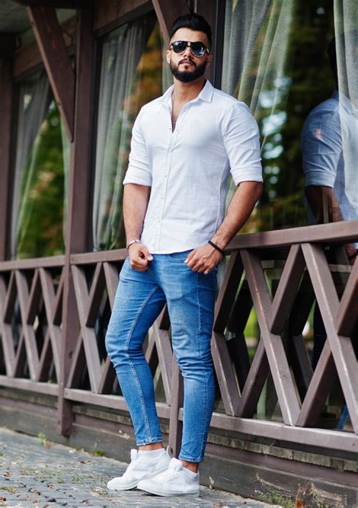 Can you wear a dress shirt with blue jeans?