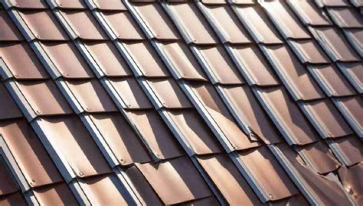 Do metal roofs cause glare?