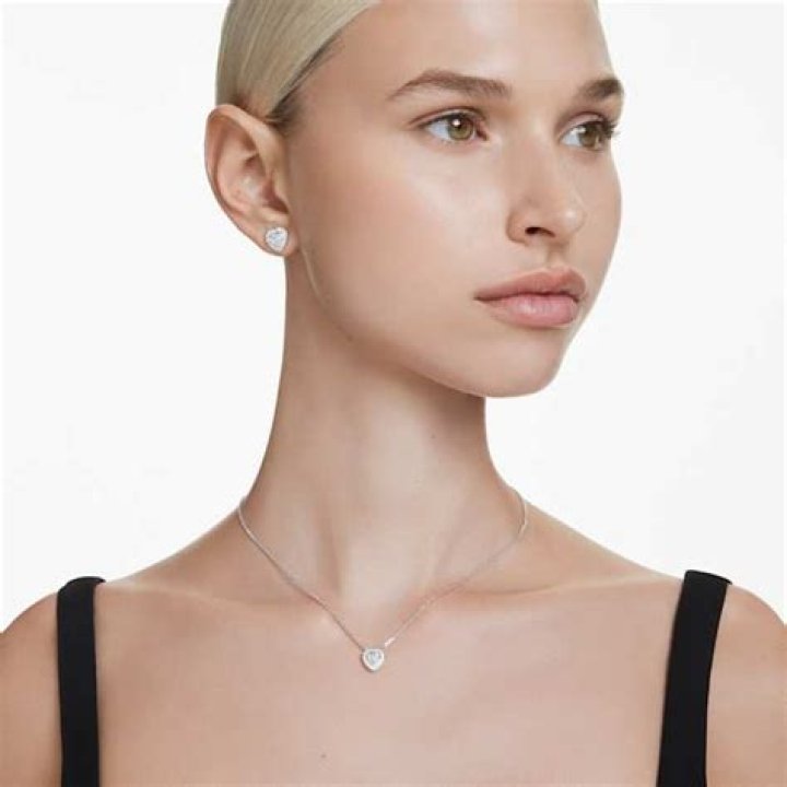 Does Swarovski fix their jewelry?