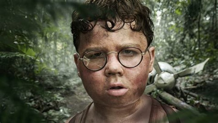 How are Piggy's glasses broken in Lord of the Flies?