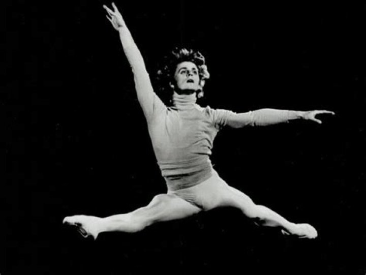 How did Mikhail Baryshnikov defect?