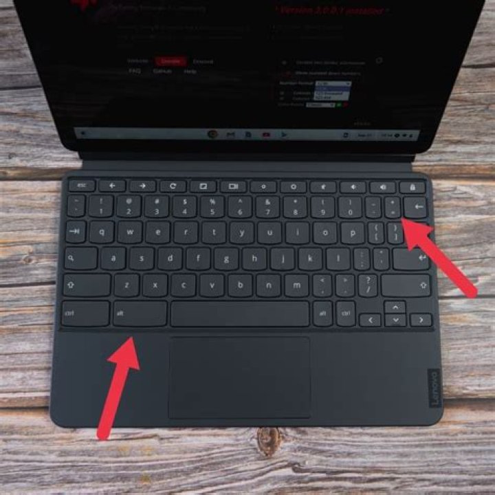 How do I create a split screen shortcut on a Chromebook?