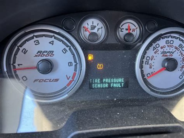How do I reset the tire pressure sensor fault?