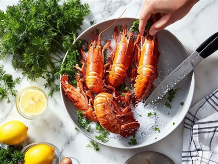 How do you eat Langostino?