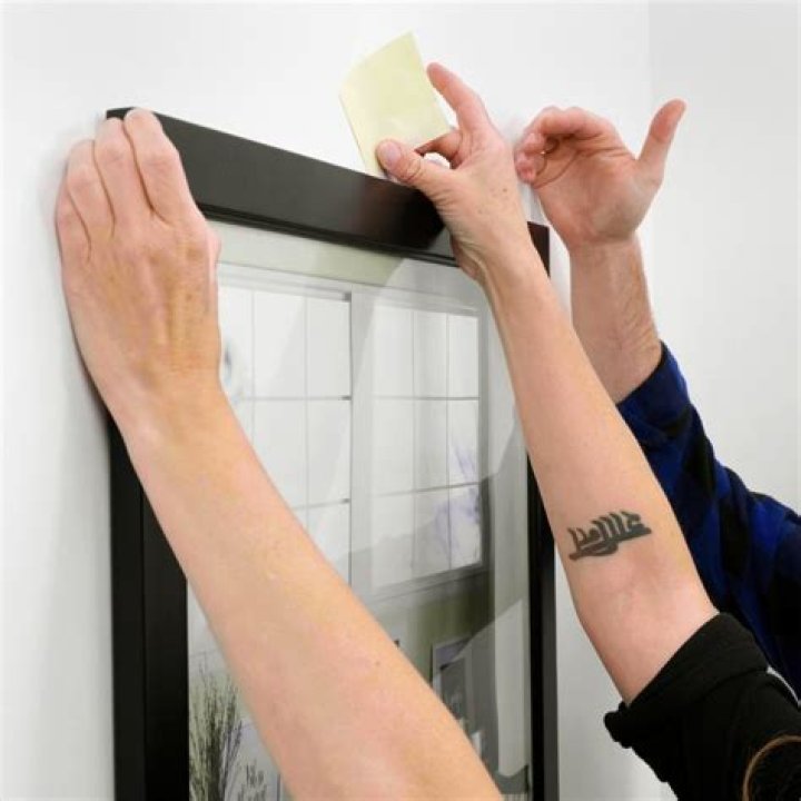 How do you hang a heavy picture with command strips?
