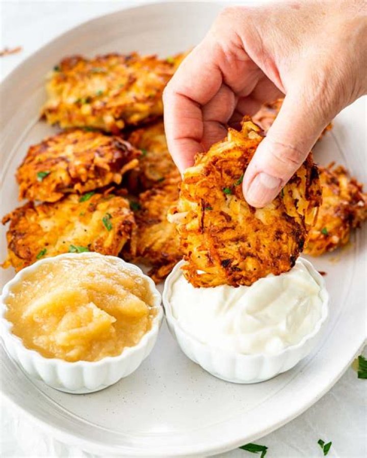 How do you keep latkes warm and crispy?