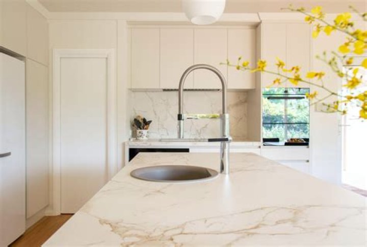 How do you make a veined concrete countertop?