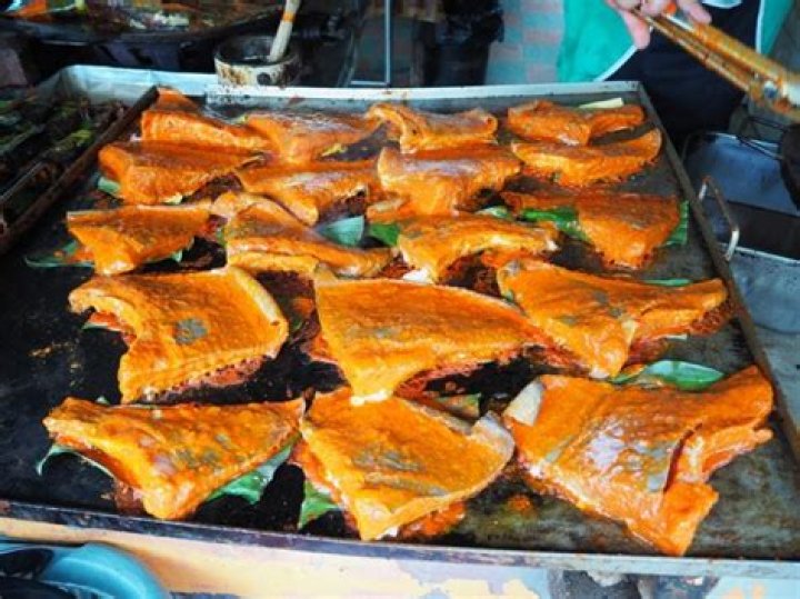 How do you prepare a stingray for cooking?