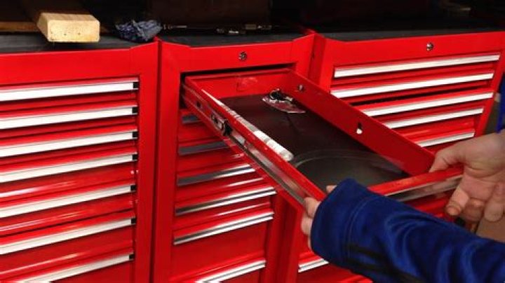 How do you remove the drawers from a tool chest?