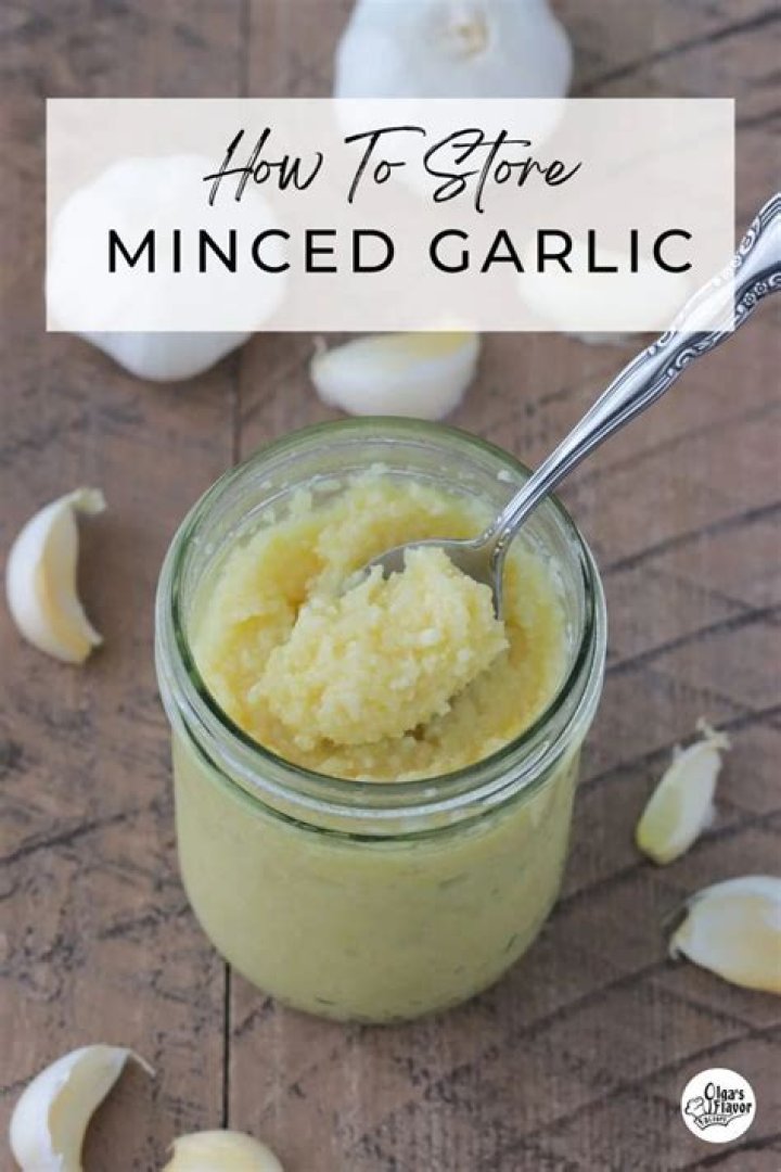 How do you store minced garlic in the freezer?