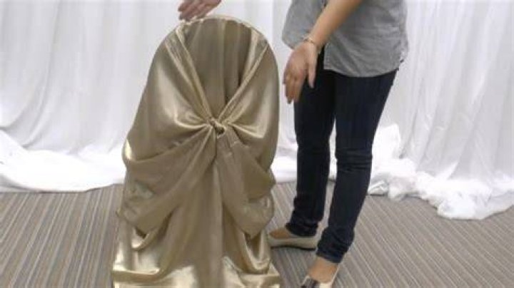 How do you tie Universal chair covers?