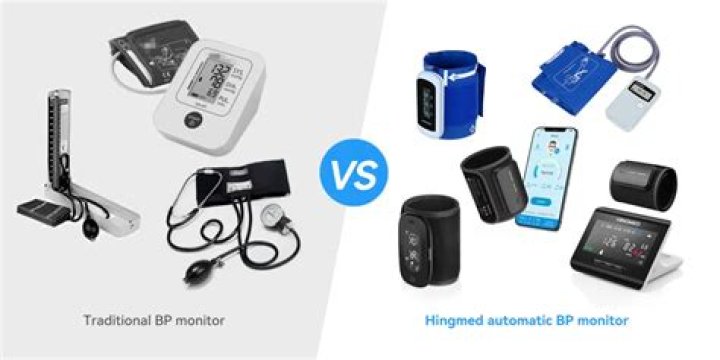 How does a digital sphygmomanometer measure blood pressure?
