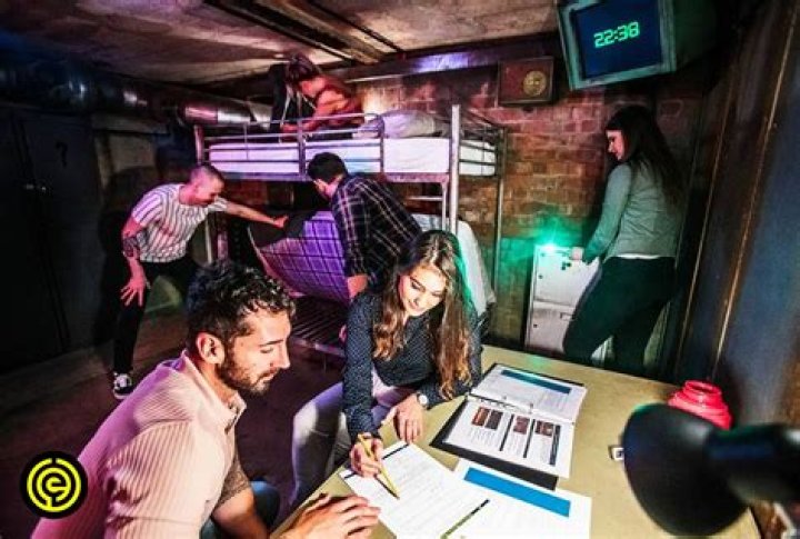 How many people do u need to do an escape room?
