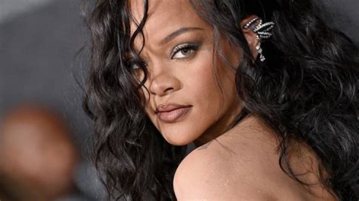 How many times does Rihanna say diamonds?