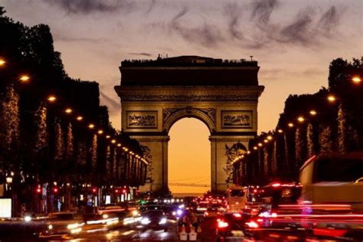 How many tourists visit the Arc de Triomphe each year?