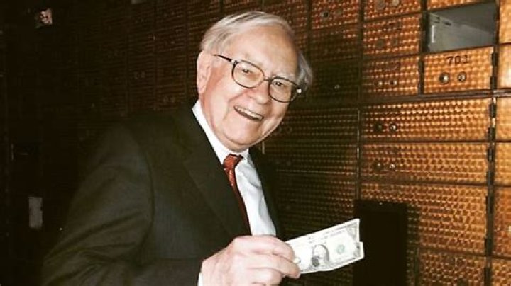 How much money did Warren Buffett make in 2017?