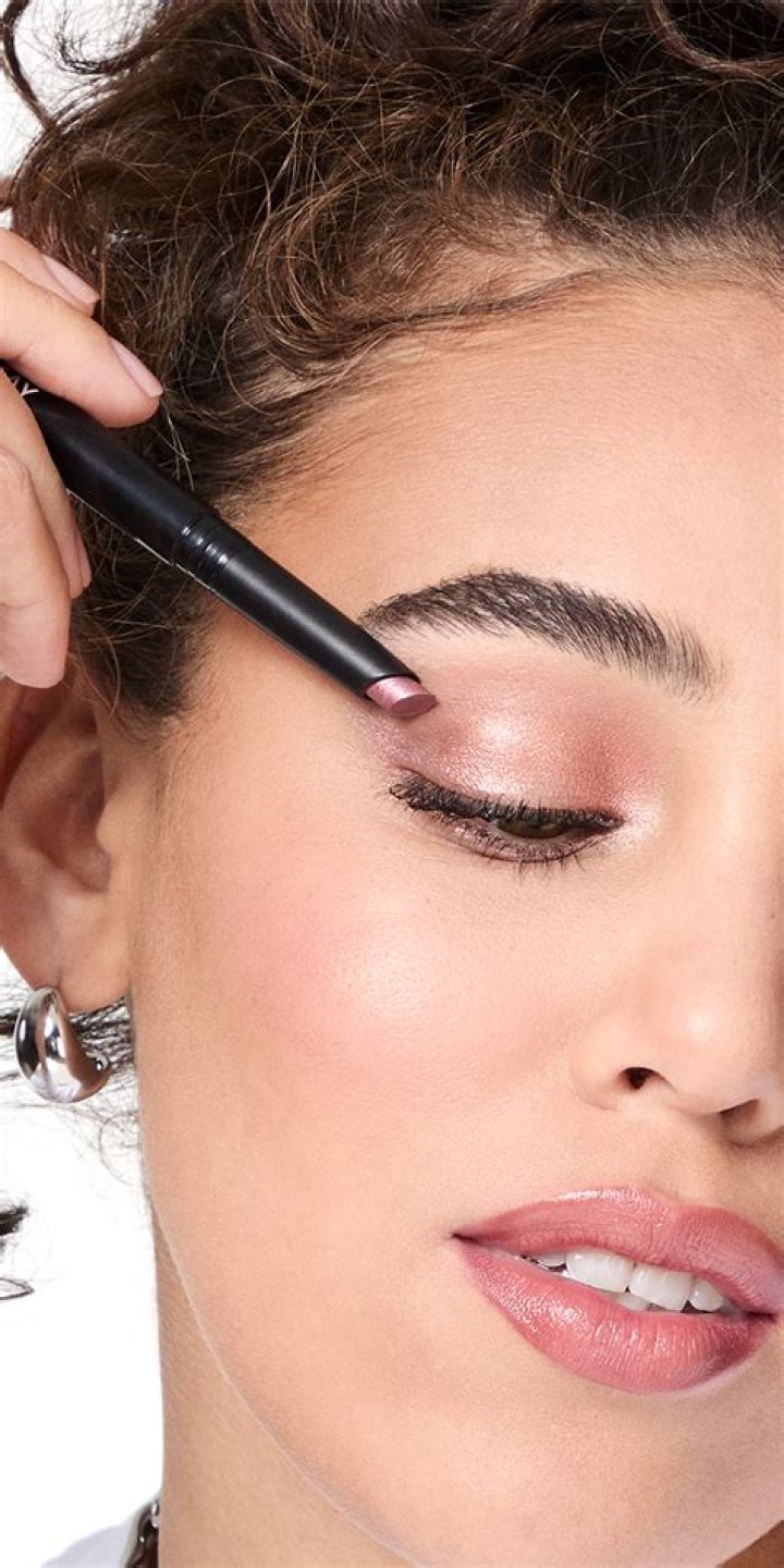 Should I wear matte or shimmer eyeshadow?