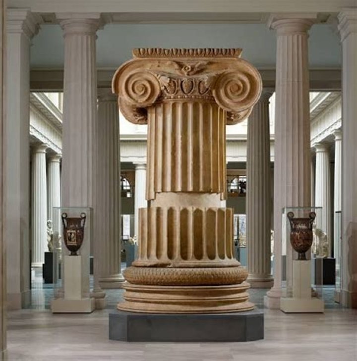 What are the advantages of providing pedestal to column?