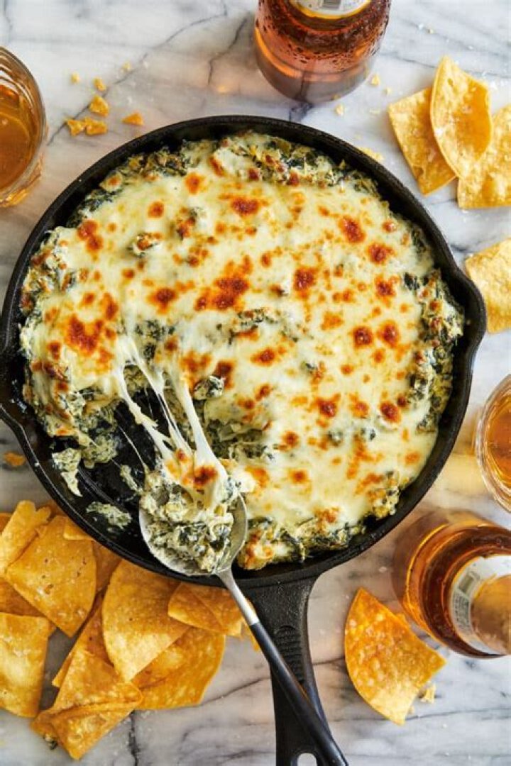 What crackers do you serve with spinach artichoke dip?