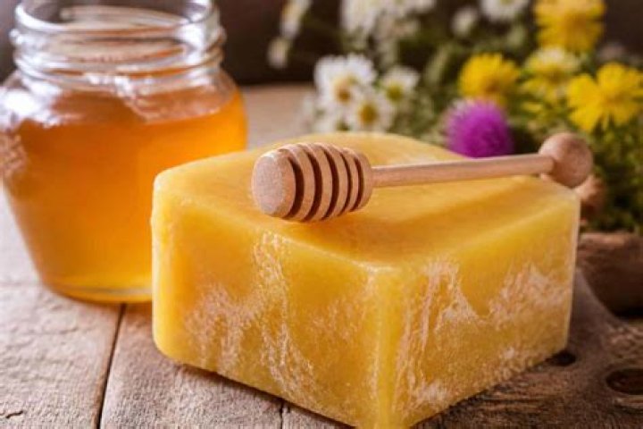 What does beeswax taste like?