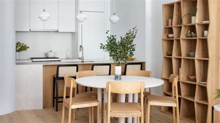 What is better round or square dining table?
