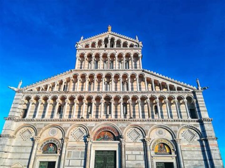 What is the difference between the Roman style of art and architecture and the Romanesque style?