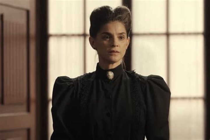 What is the relationship between Mama Elena and her daughters?