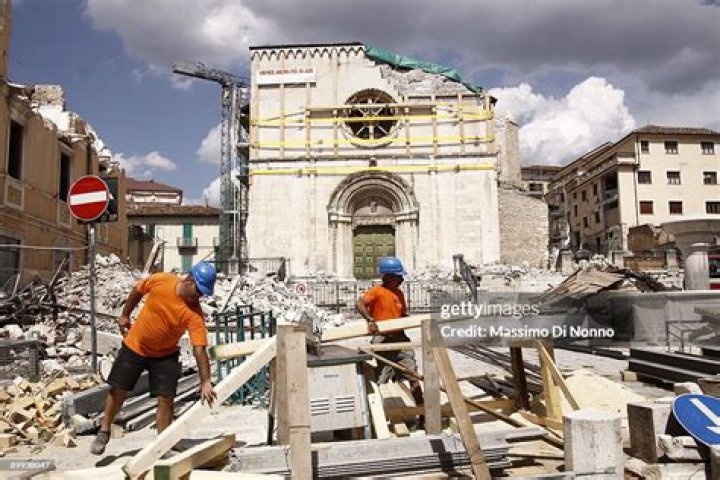 What was the cause of the L'Aquila earthquake?