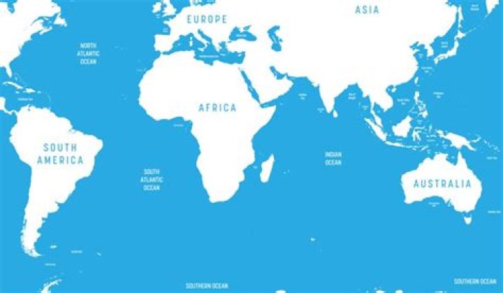 Which ocean lies to the west of Africa?